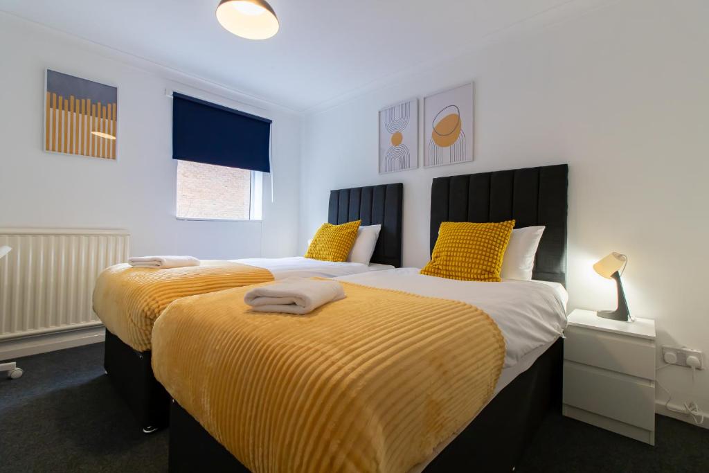 Duas camas sentadas uma ao lado da outra num quarto em Great prices on long stays!-Luna Apartments Washington em Washington