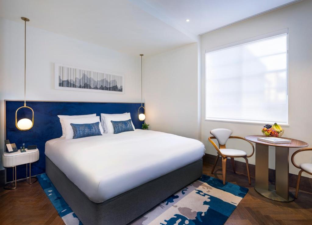 Postel nebo postele na pokoji v ubytování Dao by Dorsett North London