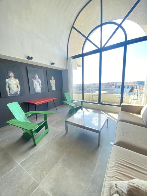 un salon avec un canapé et une table dans l'établissement Appartement standing sur le toit avec vue panoramique et rooftop, à Béziers