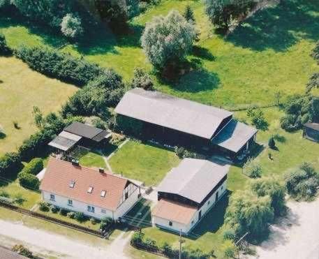 uma vista aérea de um edifício com uma casa em Ferienwohnung Mohnblume em Gerswalde