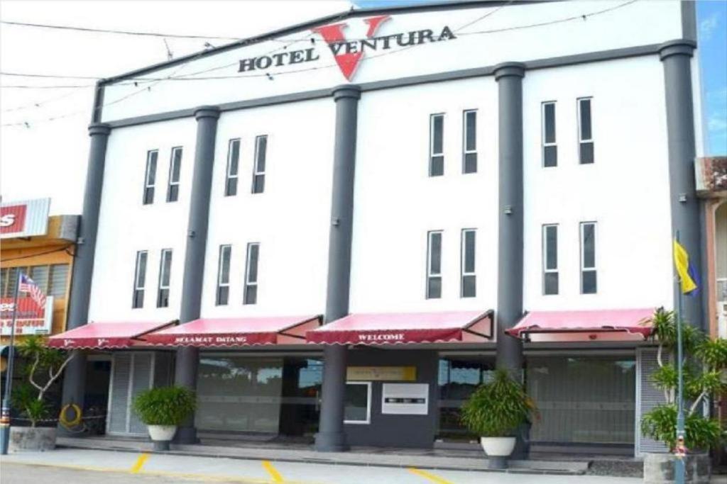 a white building with a hotel vienna at Hotel Ventura in Kangar