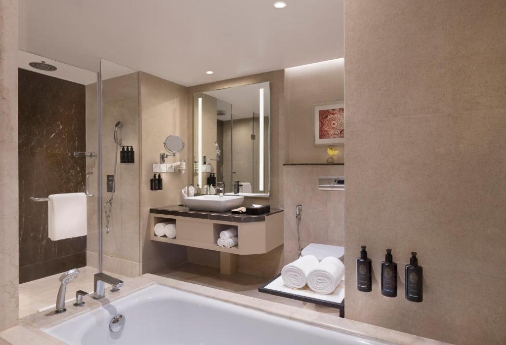 Un baño de Grand Mercure Agra - An Accor Brand