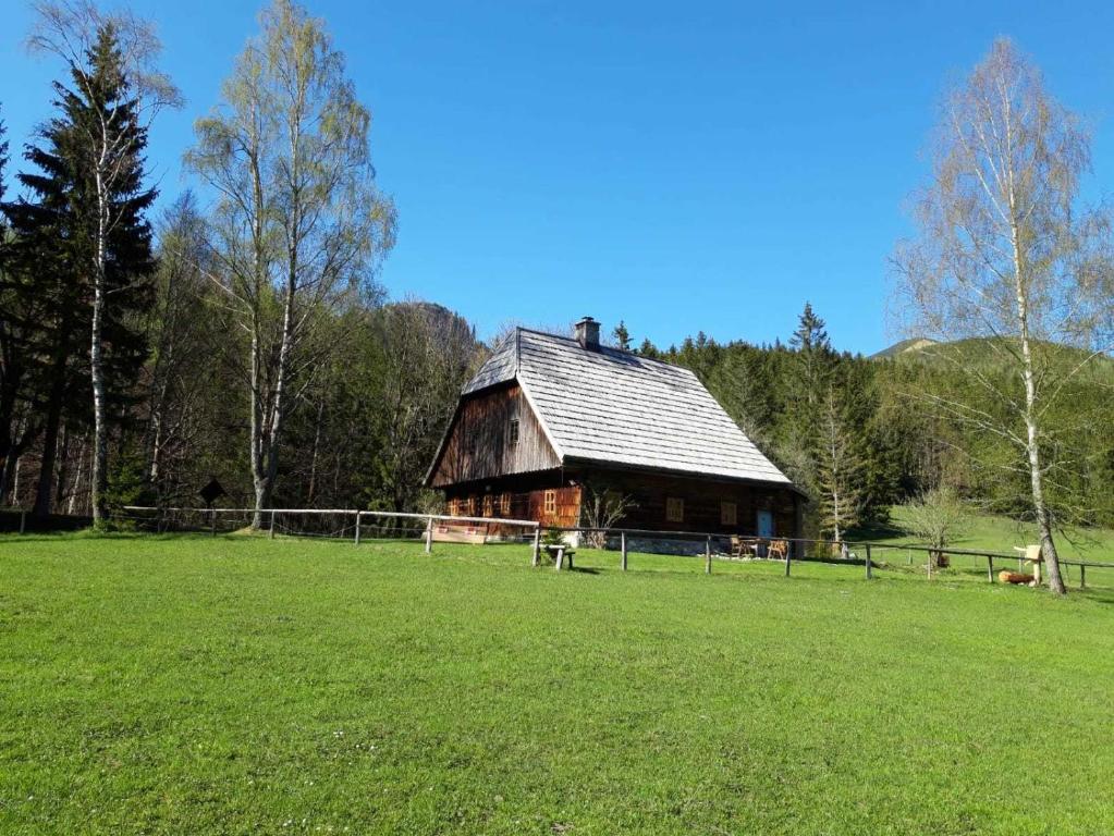 a barn in the middle of a field at Wildererhütte 240 Jahre alt 