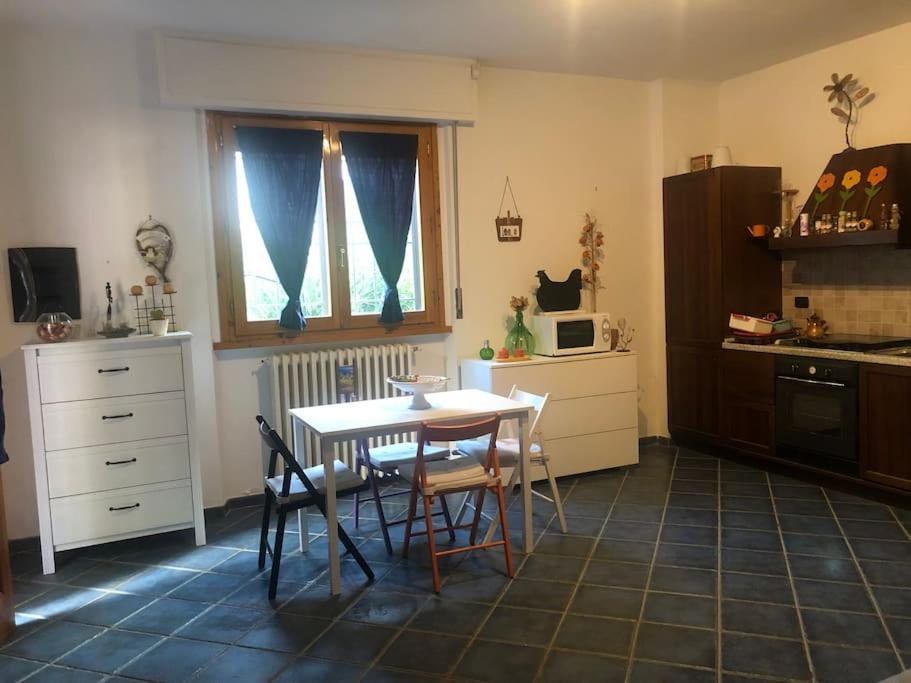 eine Küche mit einem Tisch und Stühlen in der Unterkunft Maxsi Apartment in Florenz