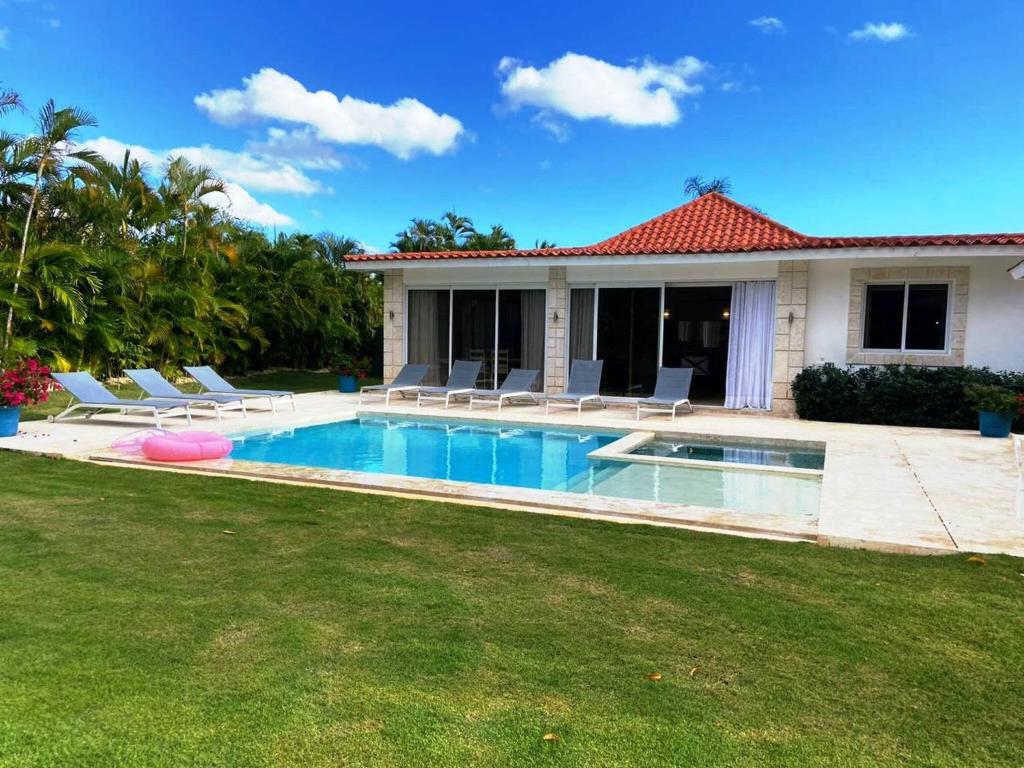 ein Pool vor einem Haus in der Unterkunft Seasideserenity Luxury Villa Steps From The Beach in La Romana