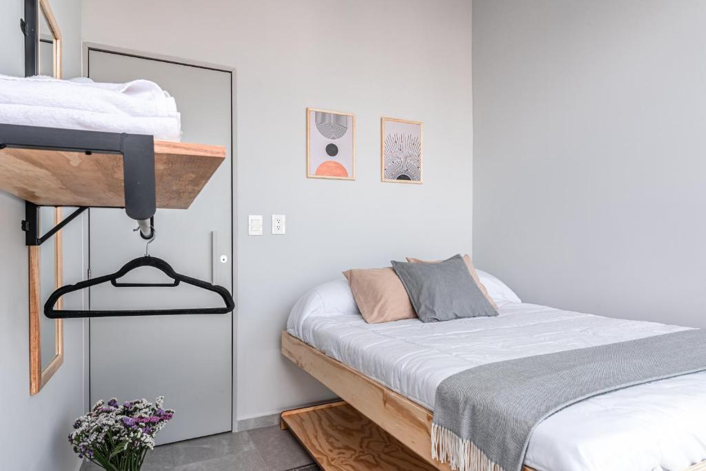 Onmood Polanco by HiHab New Opening 2024 tesisinde bir odada yatak veya yataklar