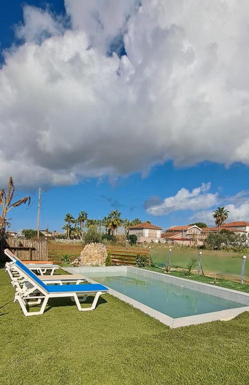 Bazén v ubytovaní Konstantinos holidays house alebo v jeho blízkosti