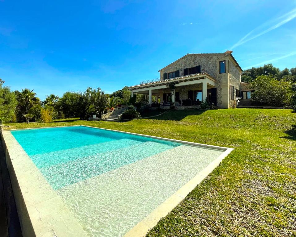 un'immagine di una piscina di fronte a una casa di Villa Florida Luxury Villa with huge pool a Pollença