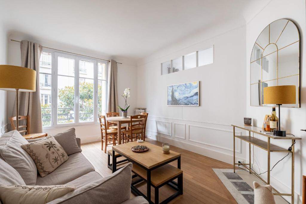 un salon avec un canapé et une table dans l'établissement Veeve - Birds of Paradise, à Paris