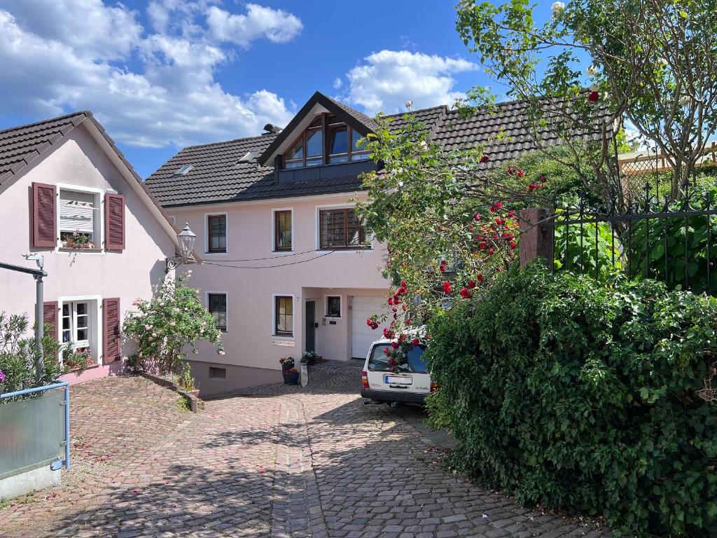 uma casa branca com um carro estacionado em frente dela em Ferienwohnung Furtwängler em Ettenheim