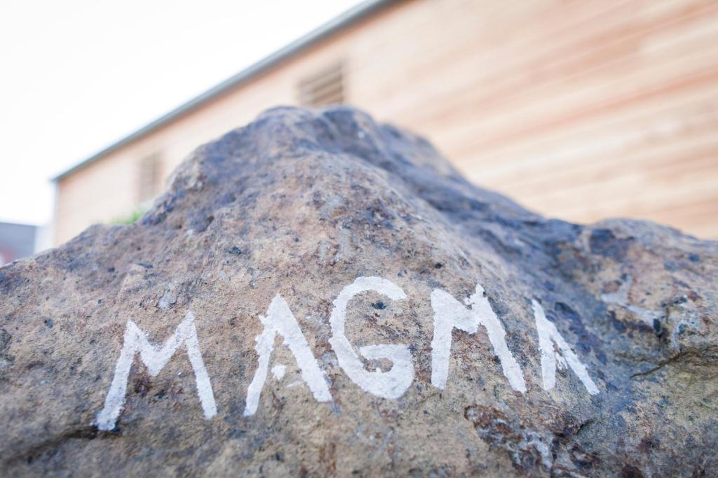 a rock with the word cement written on it at Ferienhaus Eifeltraum Magma in Berlingen