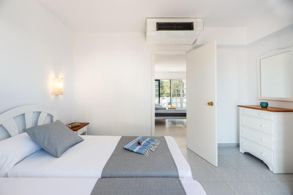 Postel nebo postele na pokoji v ubytování Vibra Caleta Playa Apartmentos-3SUP