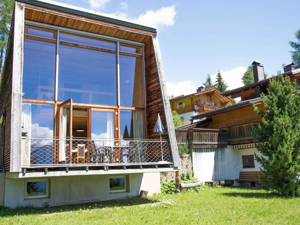 una casa con una grande finestra sul lato di Rifugio a Lienz