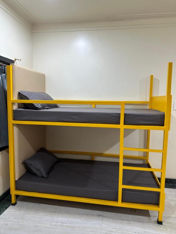 een kamer met 2 stapelbedden in een kamer bij Beyond Stays in Pune