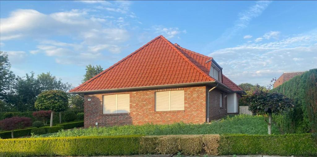 una casa de ladrillo con techo naranja en BlüteNo1 mit Sauna, Kamin und Garten, en Wiesmoor