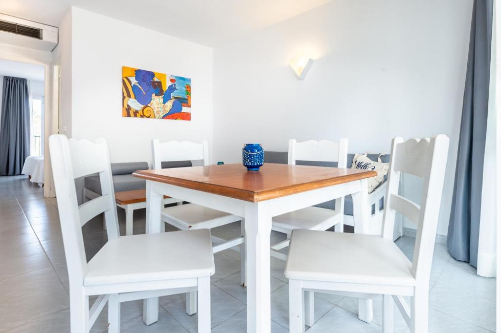 Fotografie z fotogalerie ubytování Vibra Caleta Playa Apartmentos-3SUP v destinaci Sa Caleta