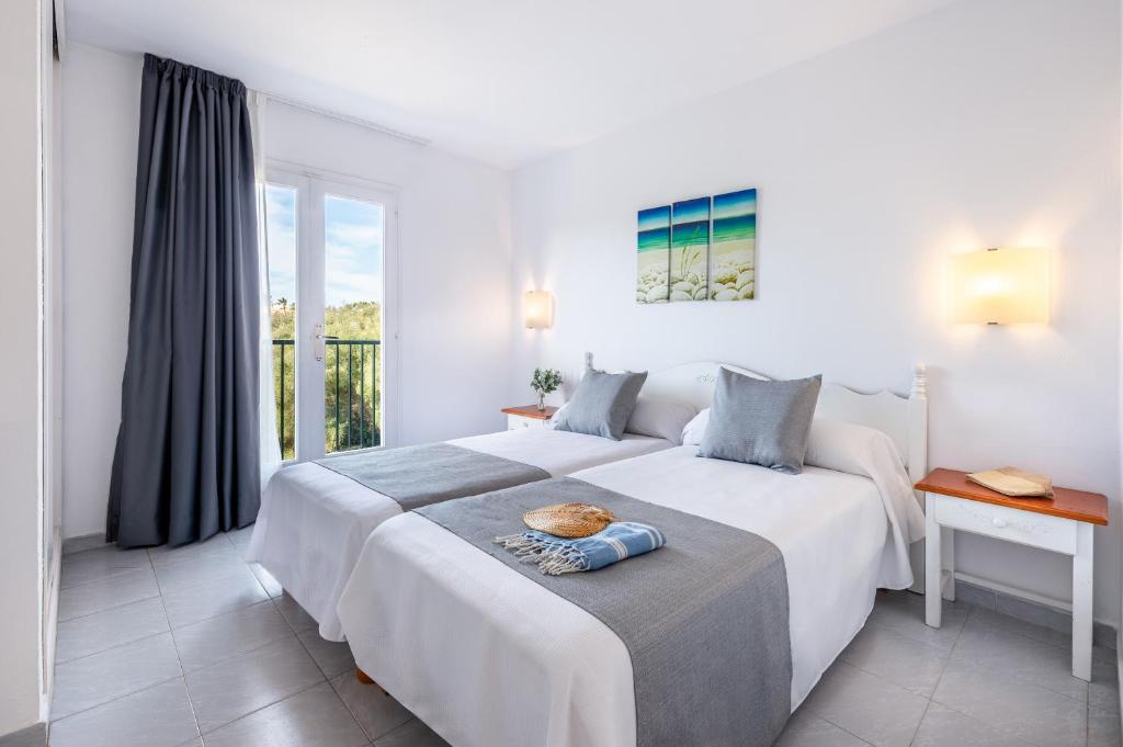Postel nebo postele na pokoji v ubytování Vibra Caleta Playa Apartmentos-3SUP