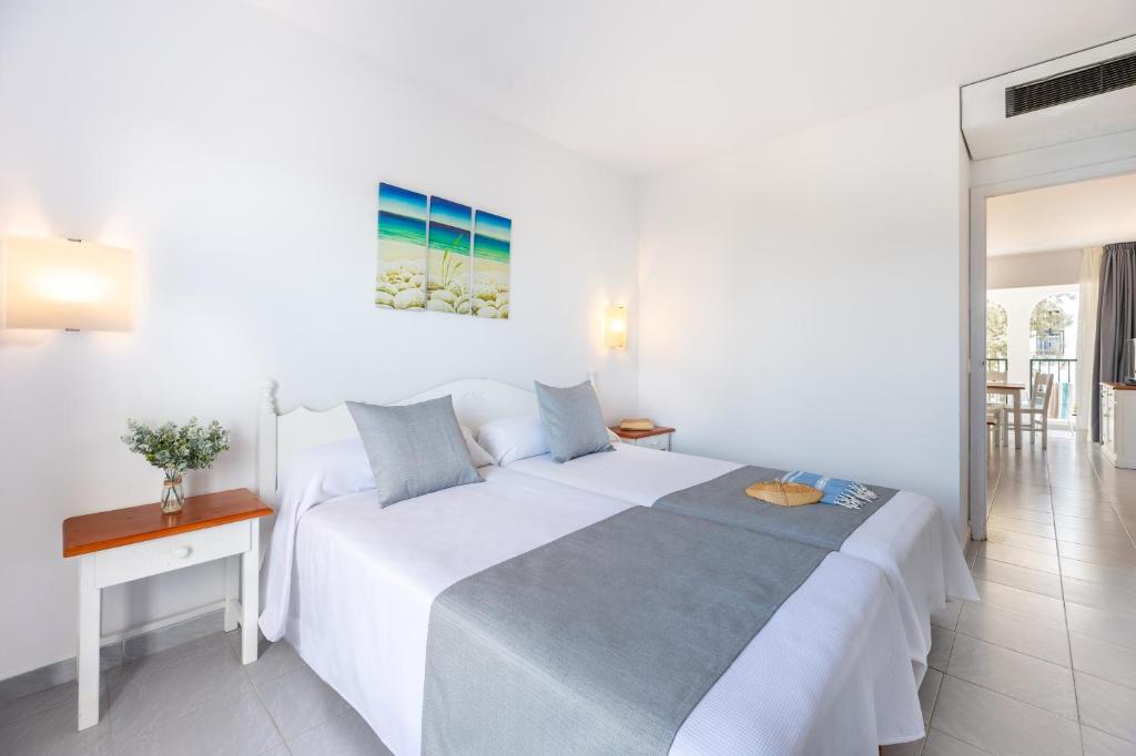 Postel nebo postele na pokoji v ubytování Vibra Caleta Playa Apartmentos-3SUP