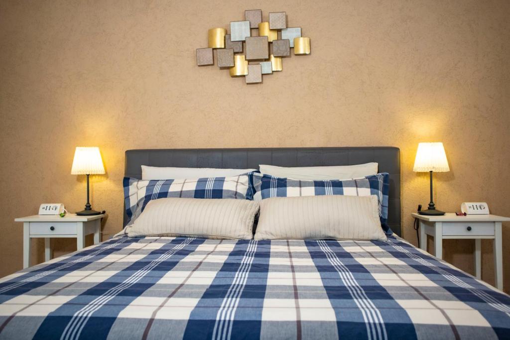 バーリにあるArco Alto Apartmentのベッドルーム(青と白のプライドベッド1台付)