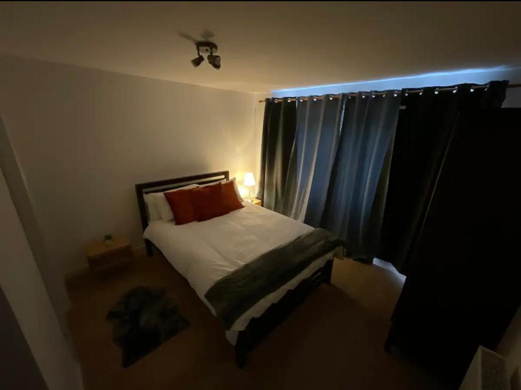 Una cama o camas en una habitación de Complete flat Close to Tube!
