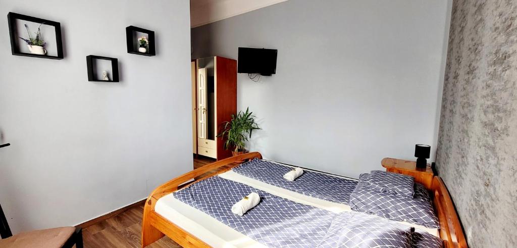Łóżko lub łóżka w pokoju w obiekcie Megyeház Apartman