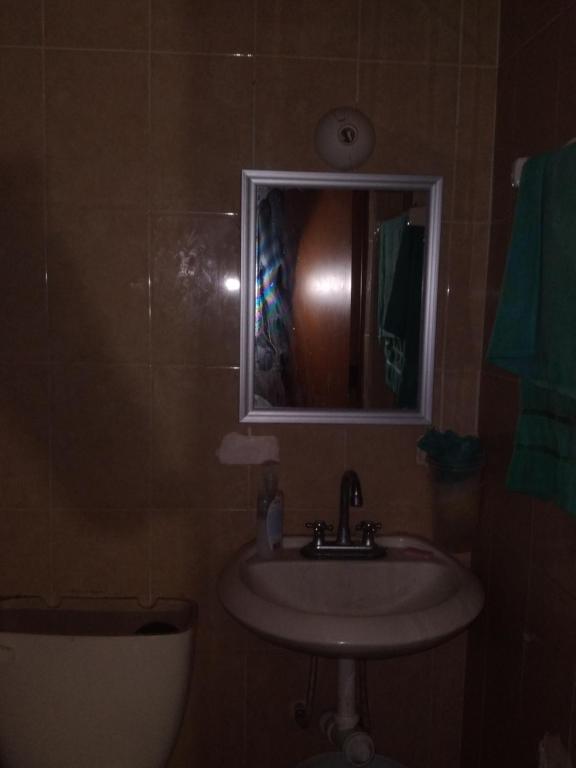 uma casa de banho com um lavatório, um espelho e um WC. em Pedro Montoya Zona Centro em San Luis Potosí