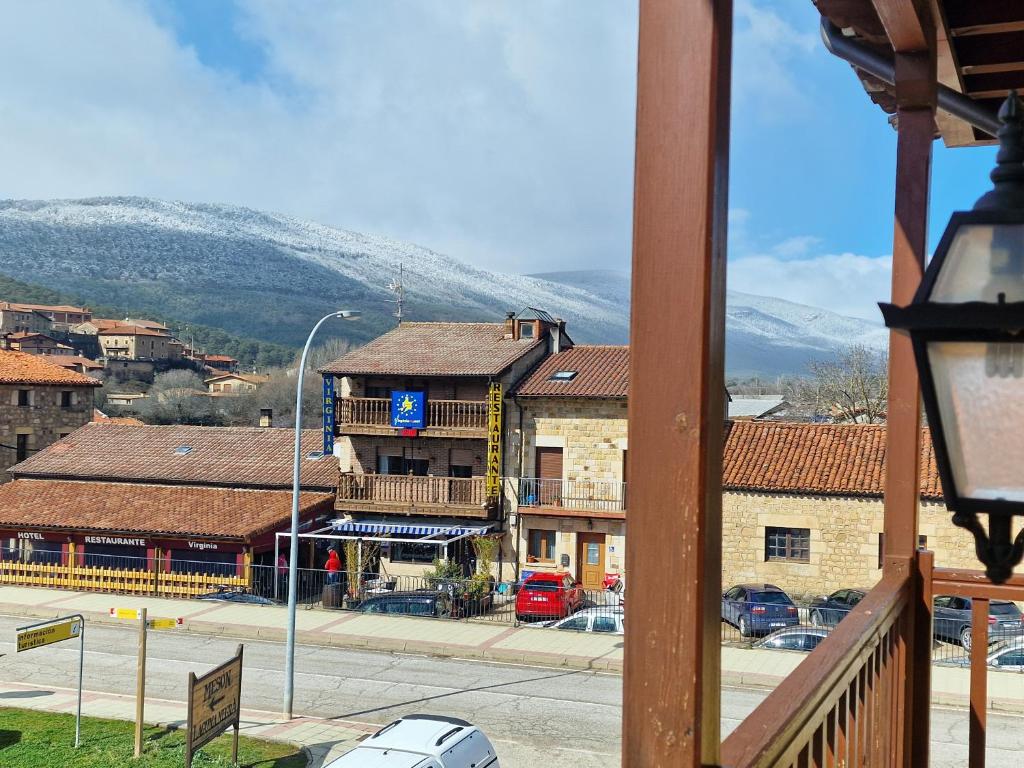 Nespecifikovaný výhled na hory nebo výhled na hory při pohledu z hotelu