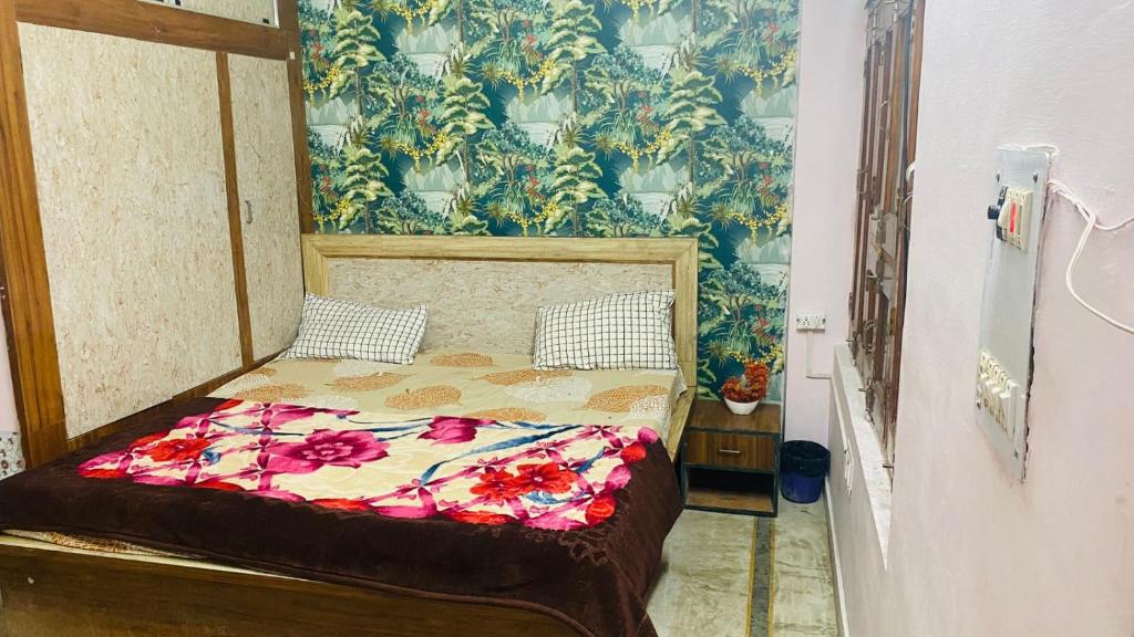 Un dormitorio con una cama con flores. en Inpalace guest house en Gwalior