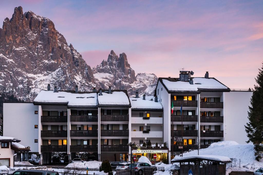 ein Hotel mit einem Berg im Hintergrund in der Unterkunft Residence Lastei in San Martino di Castrozza