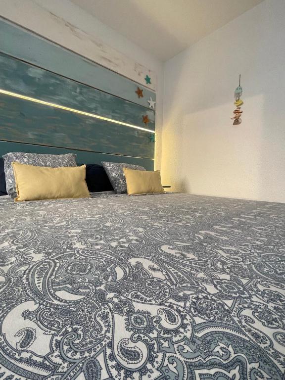 Postel nebo postele na pokoji v ubytování SEAVIEW PORT ROYAL, Los Cristianos, Heated Pool, WiFi