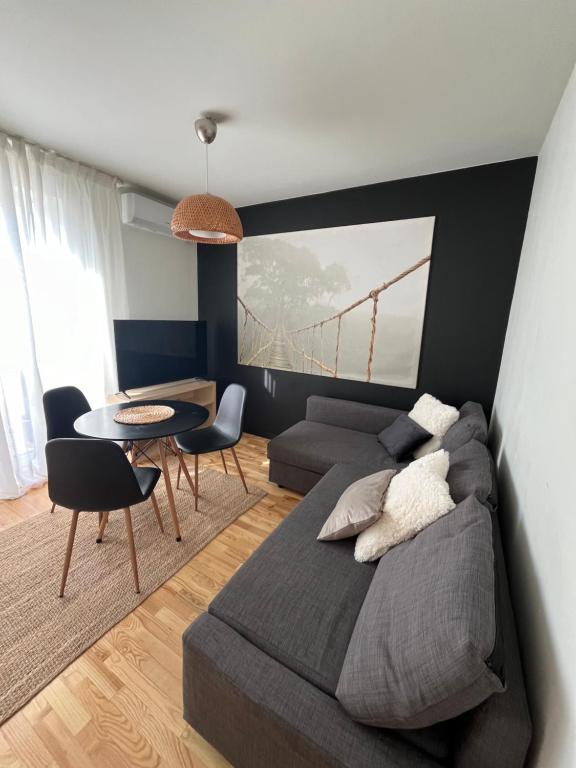 1 dormitorio con cama, mesa y sofá en Apartament Sołtysowska- garaż bezpłatny, en Cracovia