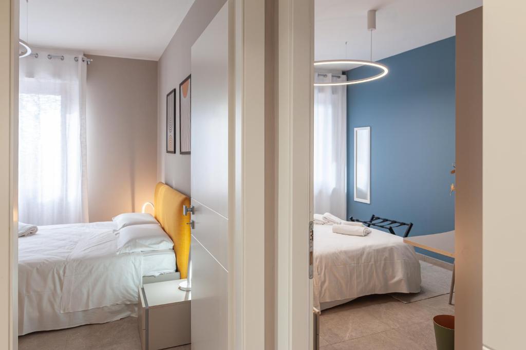 een slaapkamer met 2 bedden en een blauwe muur bij La Casa di Duccio in Perugia