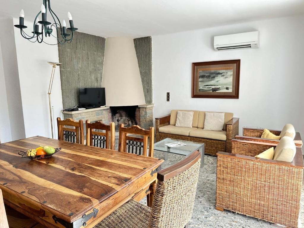 Agi Joan Badosa في روساس: غرفة معيشة مع طاولة خشبية وأريكة