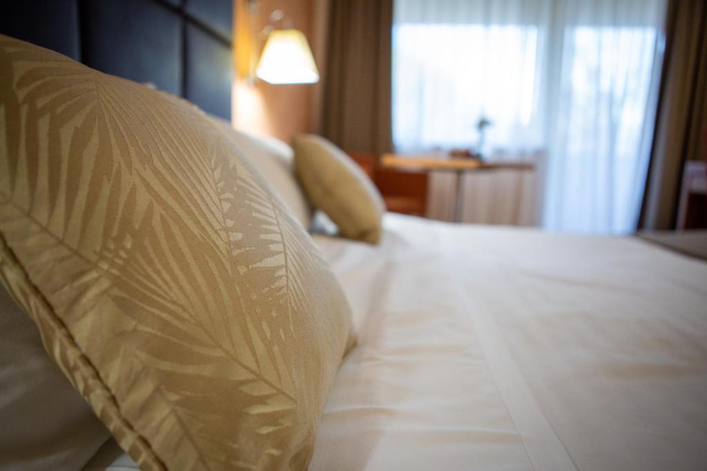 Postel nebo postele na pokoji v ubytování Hotel Palace del Conero
