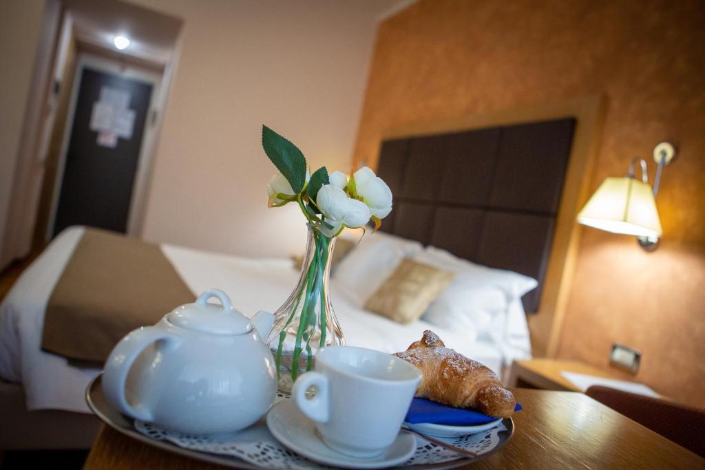 Postel nebo postele na pokoji v ubytování Hotel Palace del Conero