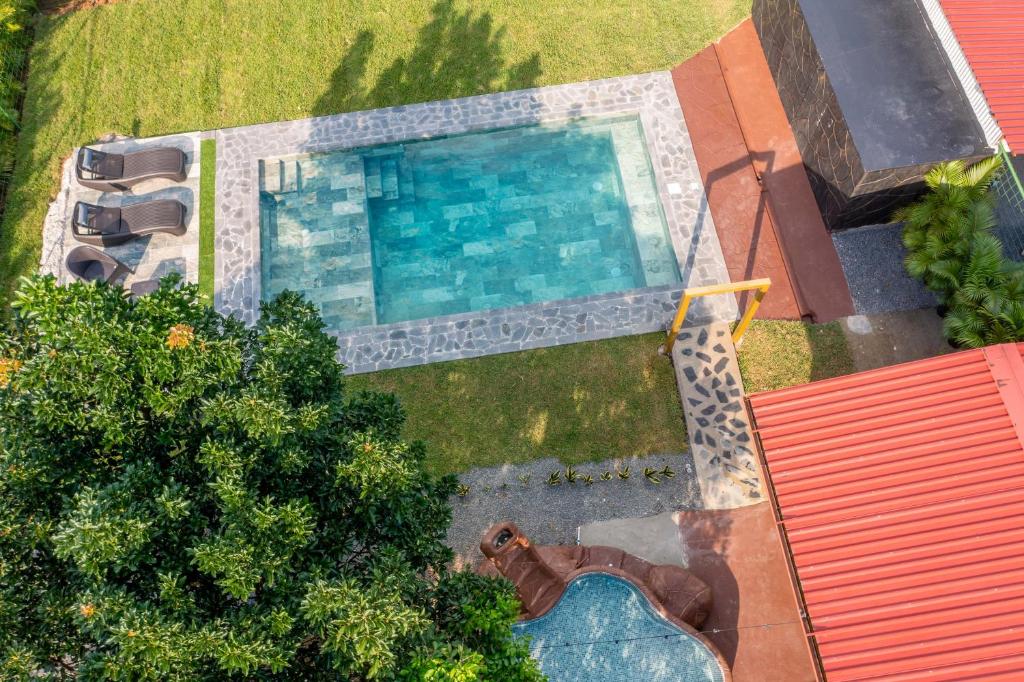 una vista aérea de una piscina en un patio en Casa La Finca Private Pool / AC WiFi 300Mbps, en Fortuna