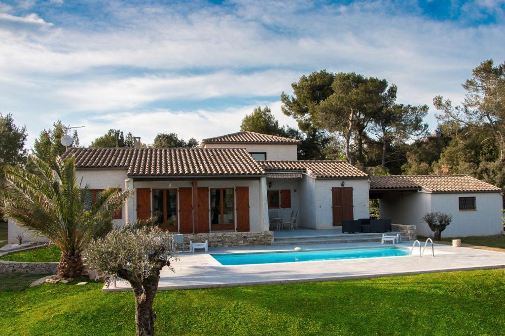 une villa avec piscine devant une maison dans l'établissement villa queen-south IT, à Ventenac-Cabardès