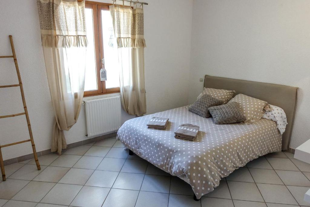 a bedroom with a bed with two dishes on it at villa queen-south IT in Ventenac-Cabardès