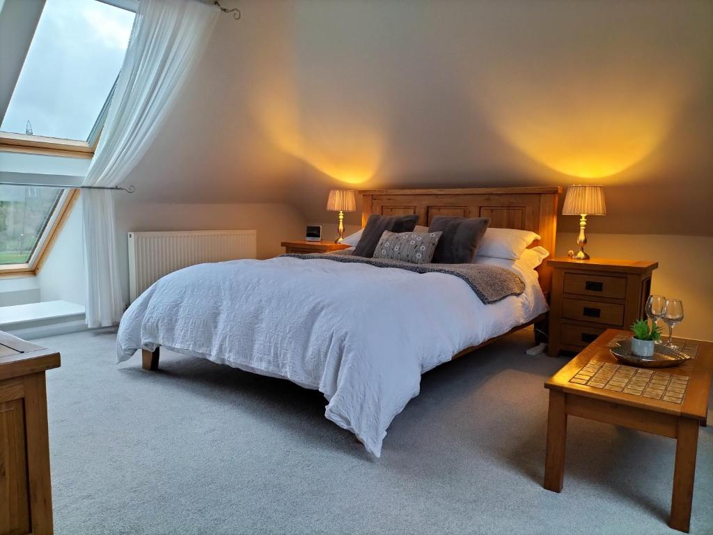 Un dormitorio con una cama grande y una ventana en Valley House, en Exeter