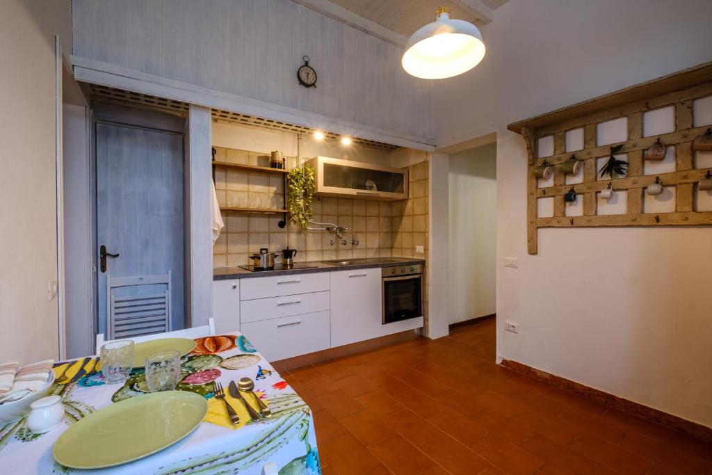 uma cozinha com uma mesa e uma bancada em Giardino al Mare em Forte dei Marmi