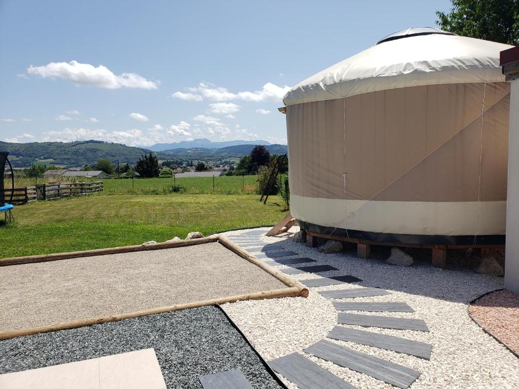 une grande baignoire assise sur le côté de la maison dans l'établissement Yourte atypique entre Lyon et Grenoble ! Vue sur les montagnes., à Nohant-en-Graçay