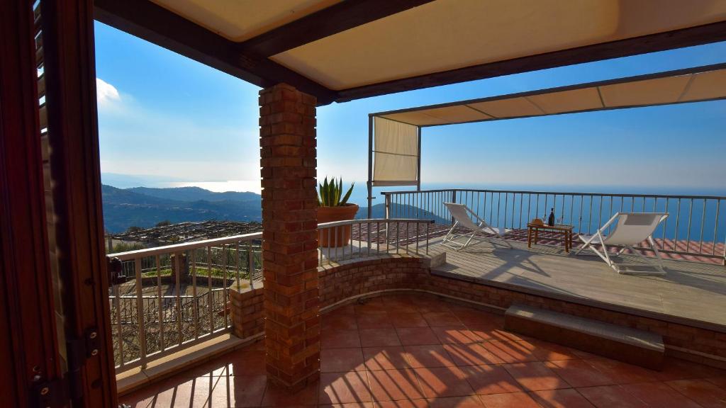 balcone con sedie e vista sulle montagne. di Agriturismo Le Agavi a San Mauro Cilento