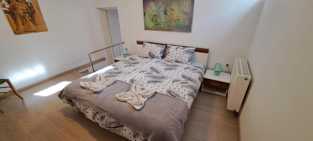 Un dormitorio con una cama con zapatos. en Villa Venezia, en Egerszalók