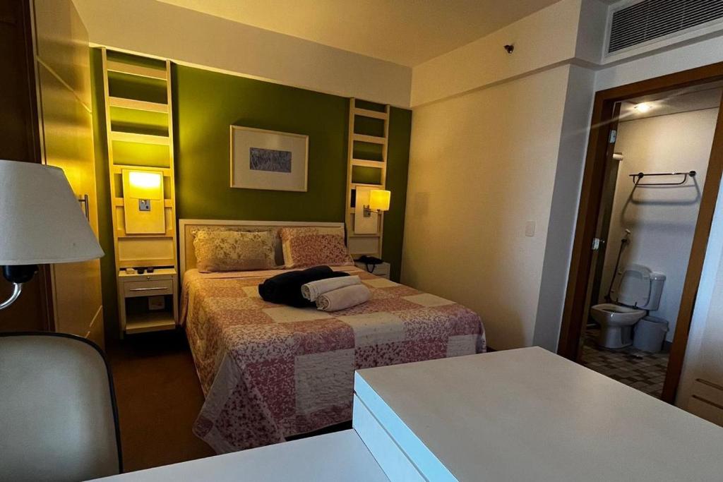 um quarto de hotel com duas camas e uma mesa em FLAT EM ALPHAVILLE HOTEL MELHOR LOCALIZAÇÃo em Barueri