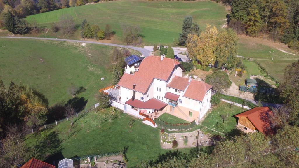 una vista aérea de una gran casa en una colina en SOSTANJ VELENJE RAVNE SOBE ROOMS Vrtacnik d o o, en Šoštanj
