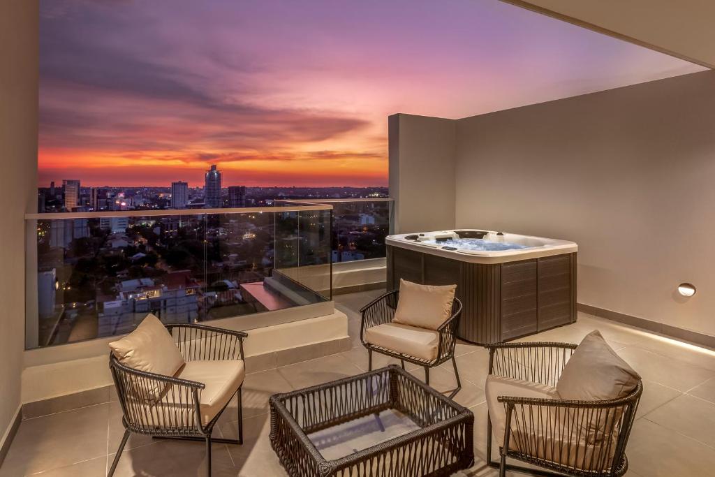 A seating area at ÚNICO - Stay & Residences by AVA