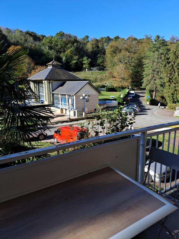 un balcón con vistas a un aparcamiento en T2 bis Capvern les Bains proximité Lannemezan, en Capvern