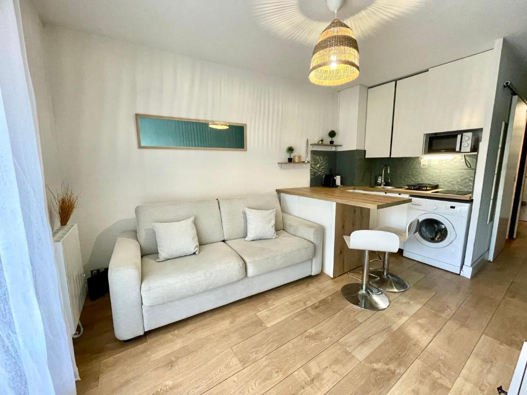 un salon avec un canapé et une cuisine dans l'établissement Maria - Studio 4 personnes La Grande Motte (couchant), à La Grande Motte