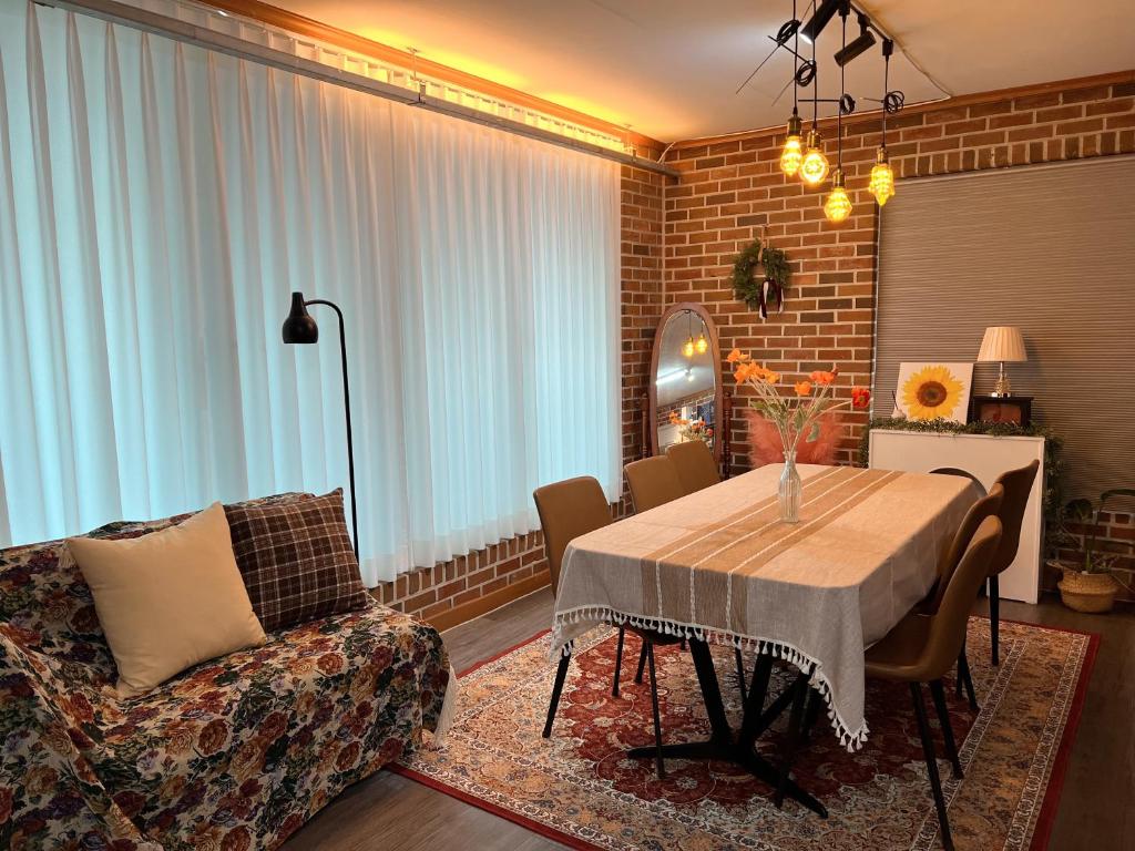 Foto dalla galleria di Near Hongdae CozyBrickhaus a Seul