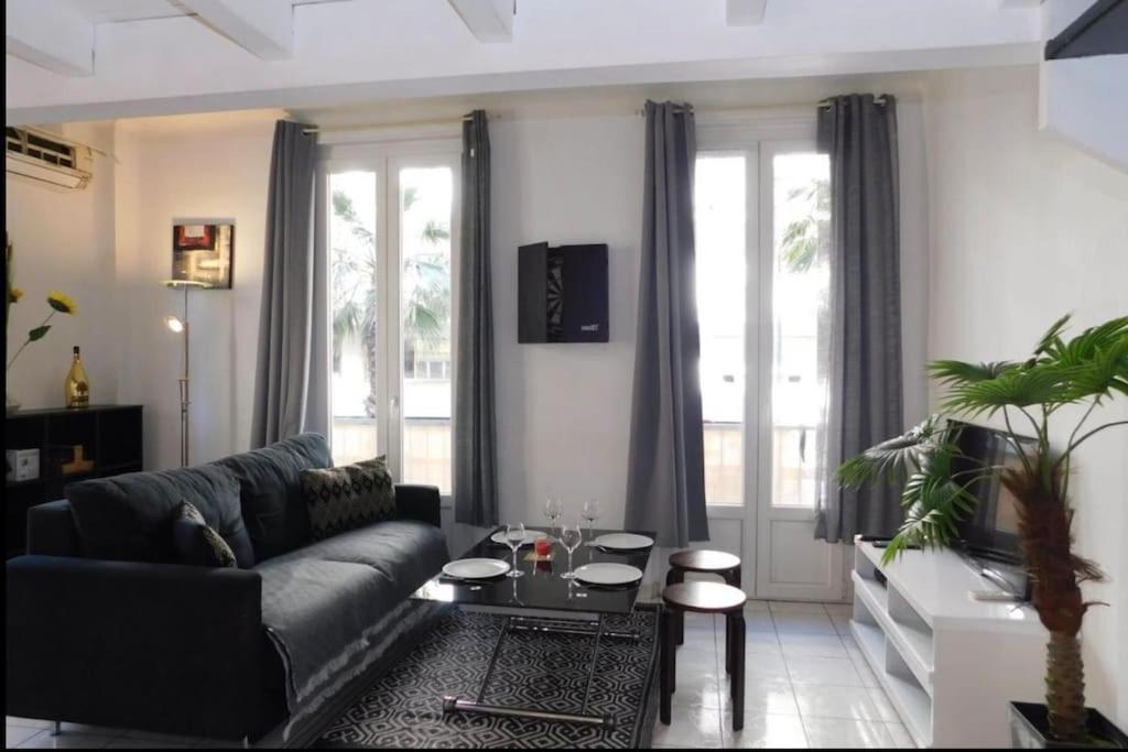 un salon avec un canapé et une table dans l'établissement Beau T1 bis centre Juan les pins, à Antibes